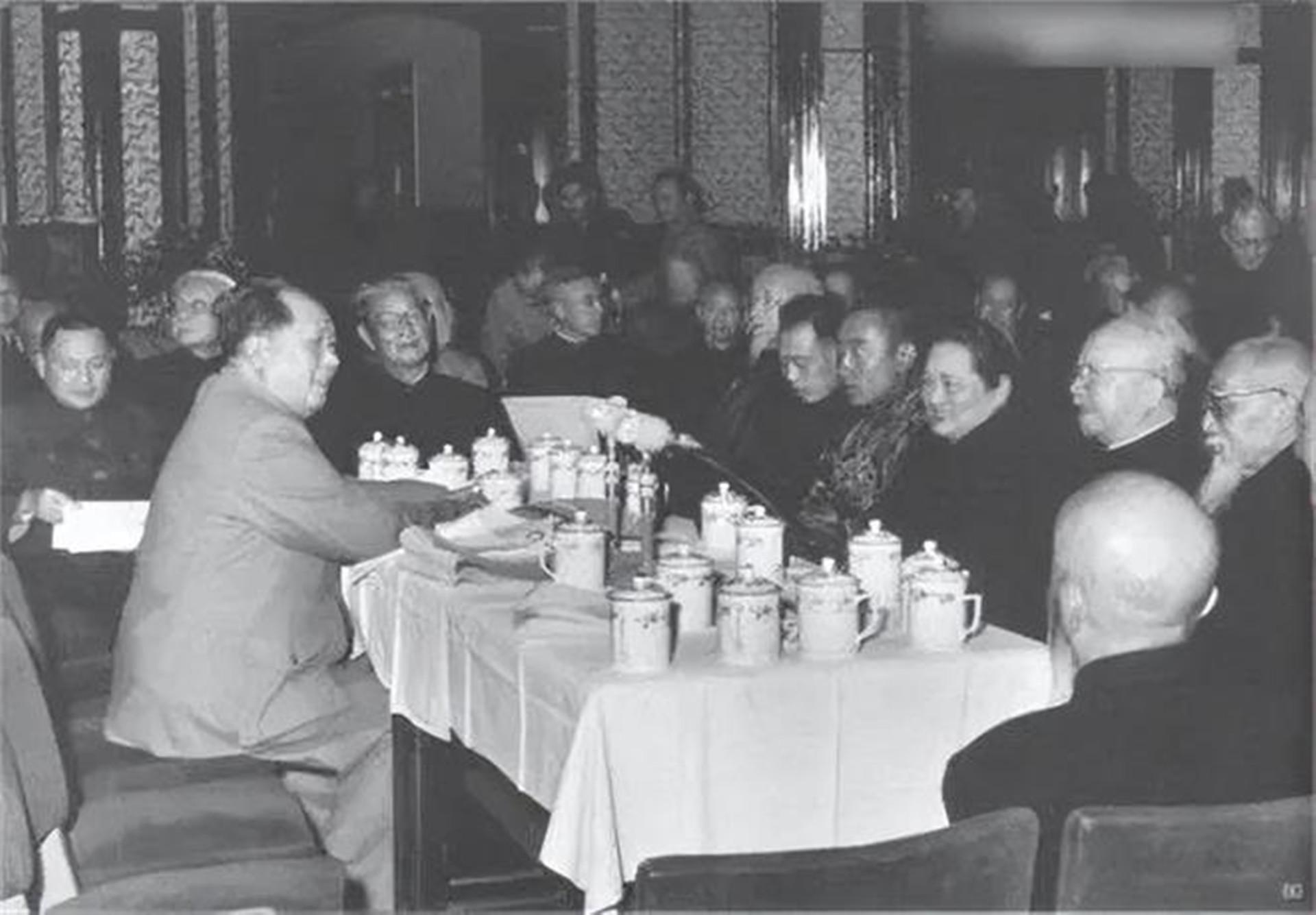 钱学森受邀参加国宴，到场后却找不到自己座位，毛主席：我划掉了