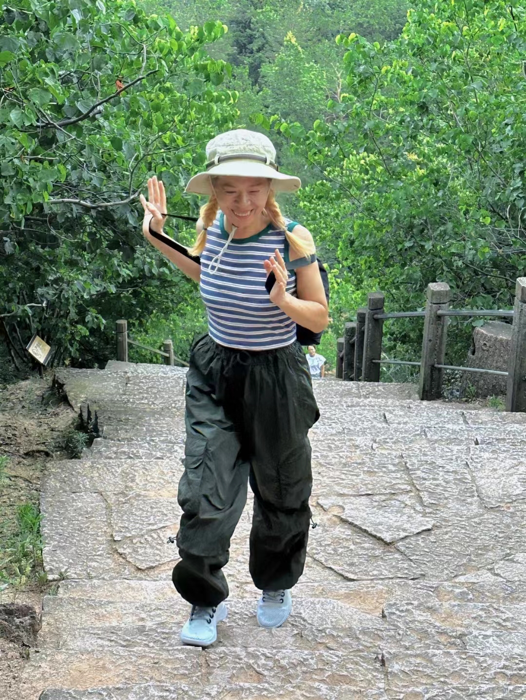 62岁奶奶不穿老人装,51岁不染发的奶奶