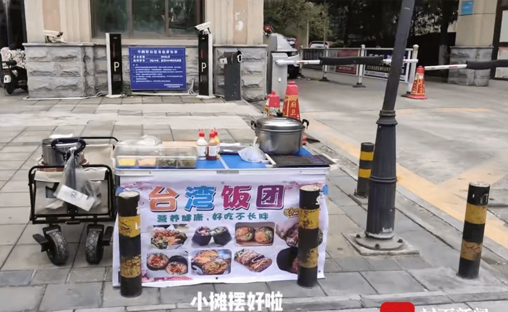 95后女生失业摆摊一天5块,失业女子街头摆摊