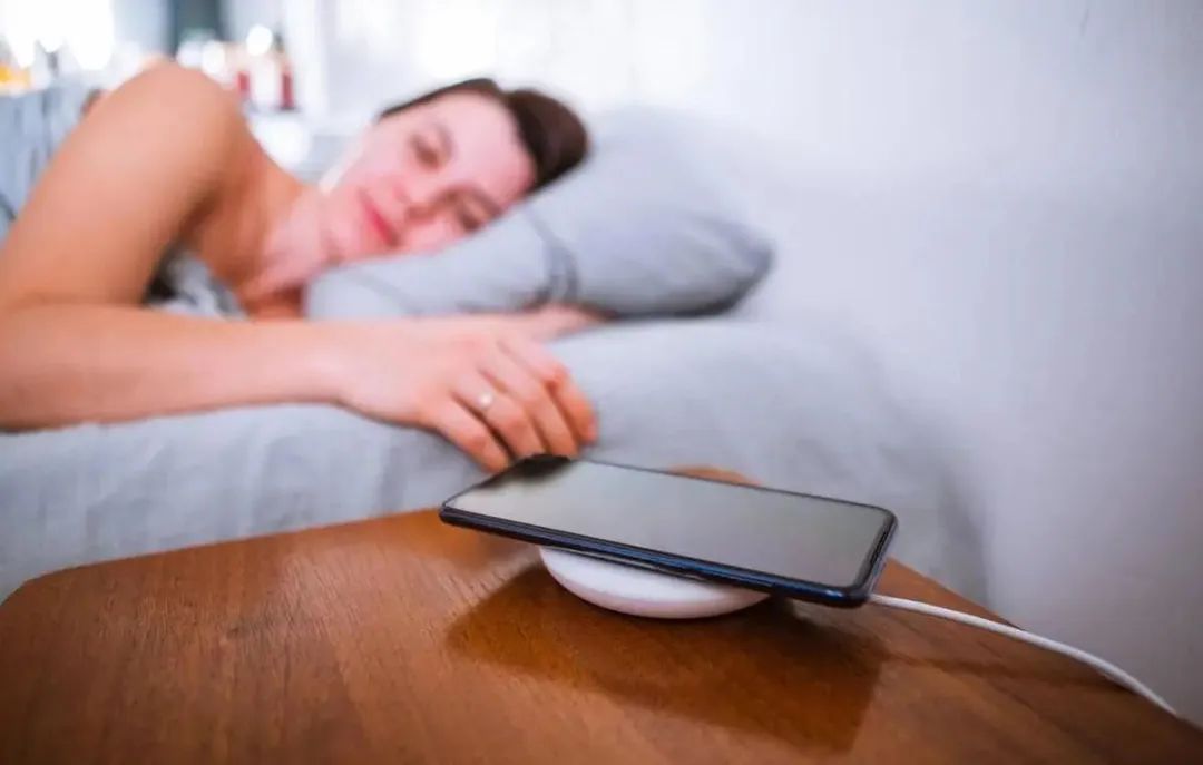 手机充电忘拔对手机寿命的影响,电没充满就拔会减少电池寿命吗