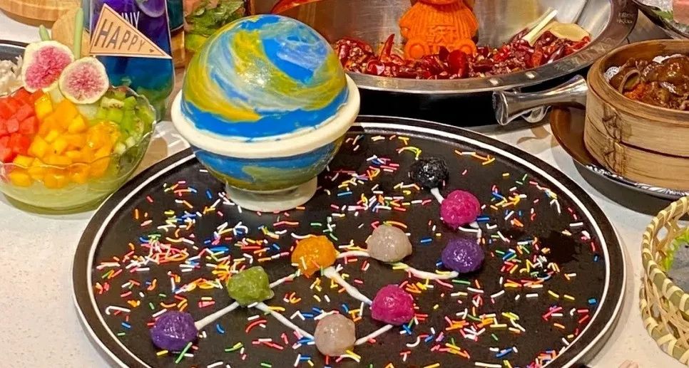 拇指包、太阳蛋、铁盒冰粉......半个川渝火锅圈都在卖