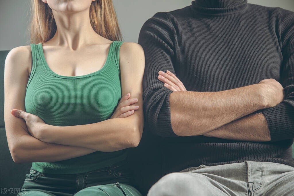 35岁妻子被83岁老人猥亵,丈夫却无动于衷:夫妻关系最怕的是麻木