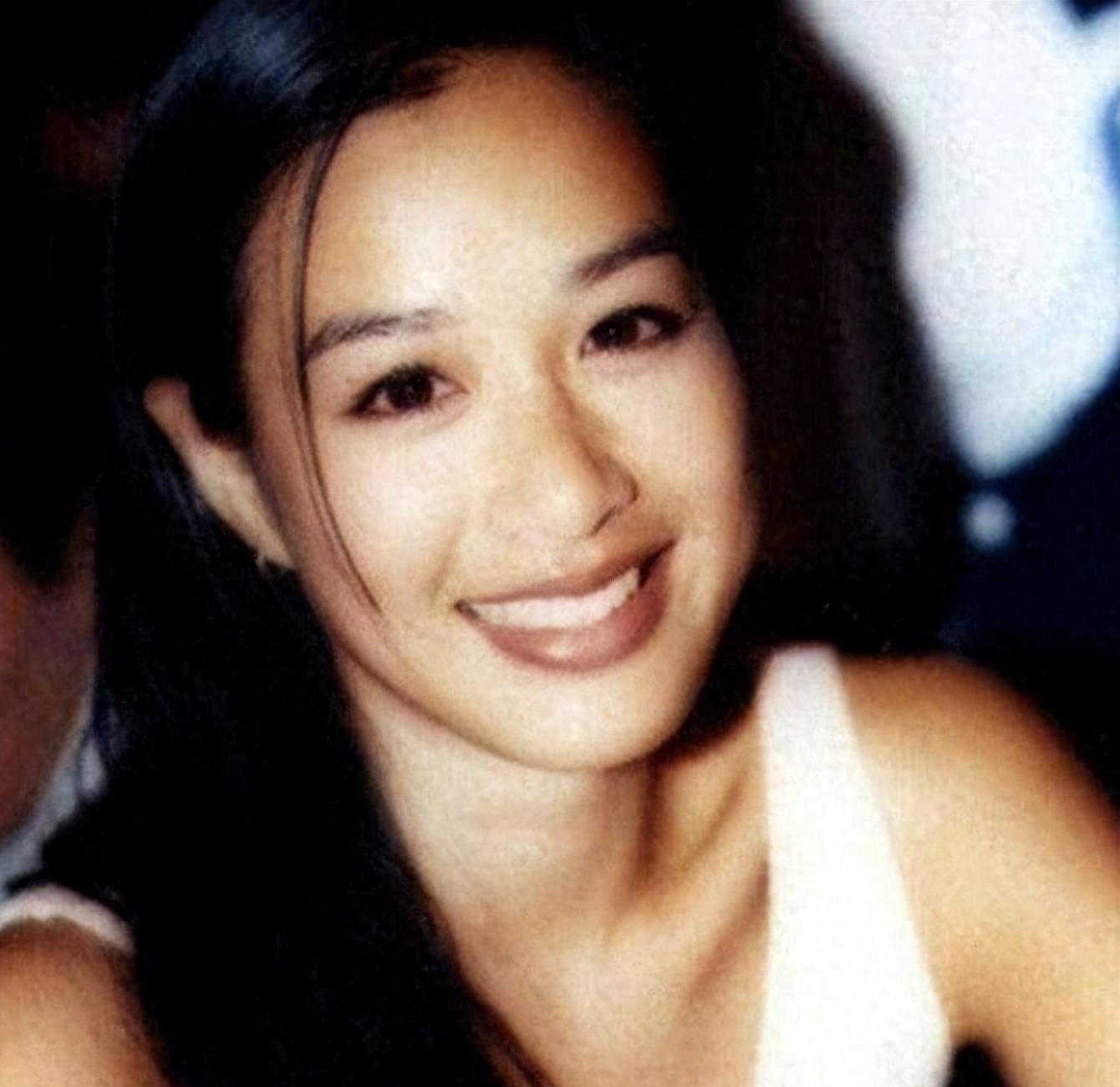 尺度满了！钟丽缇大女儿当众脱内衣裤，现场照片被泄露遭批评！