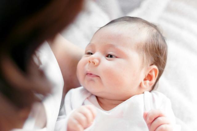 哺乳期不涨奶却有硬块是怎么回事,哺乳期不涨奶了是要回奶了吗