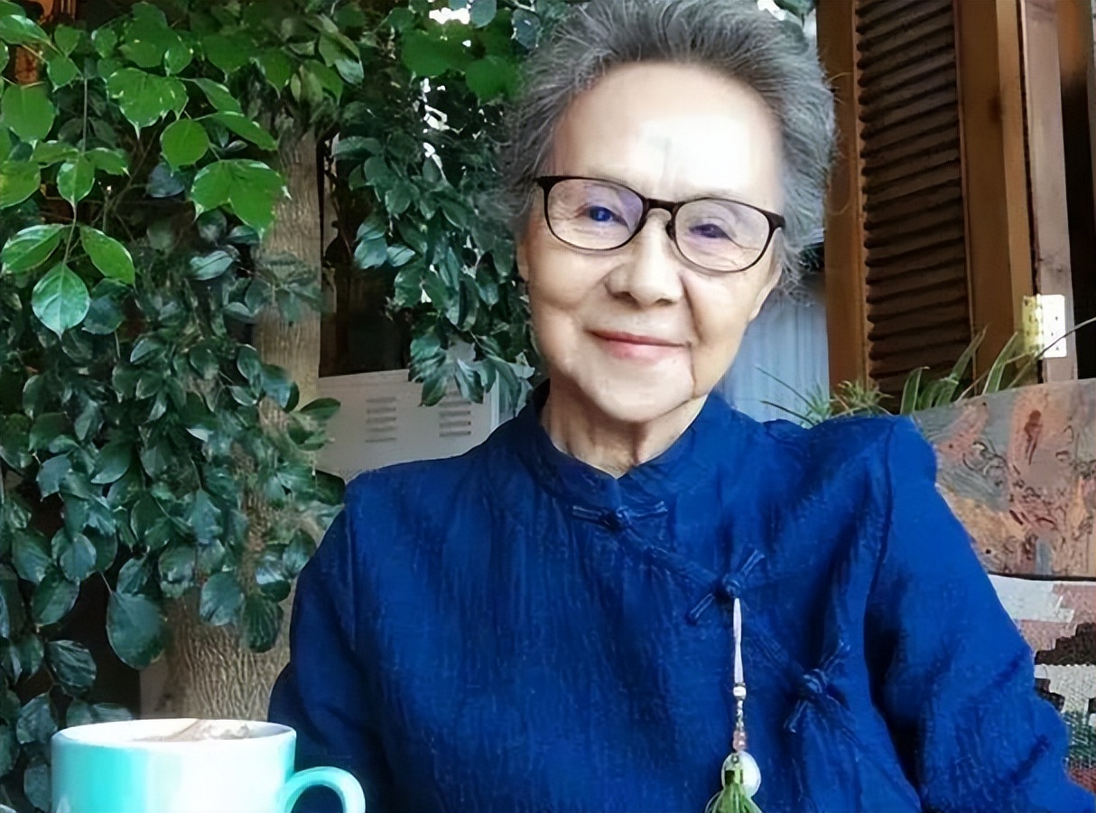 白发老人如何穿搭好看女,最新老年人穿衣风格女