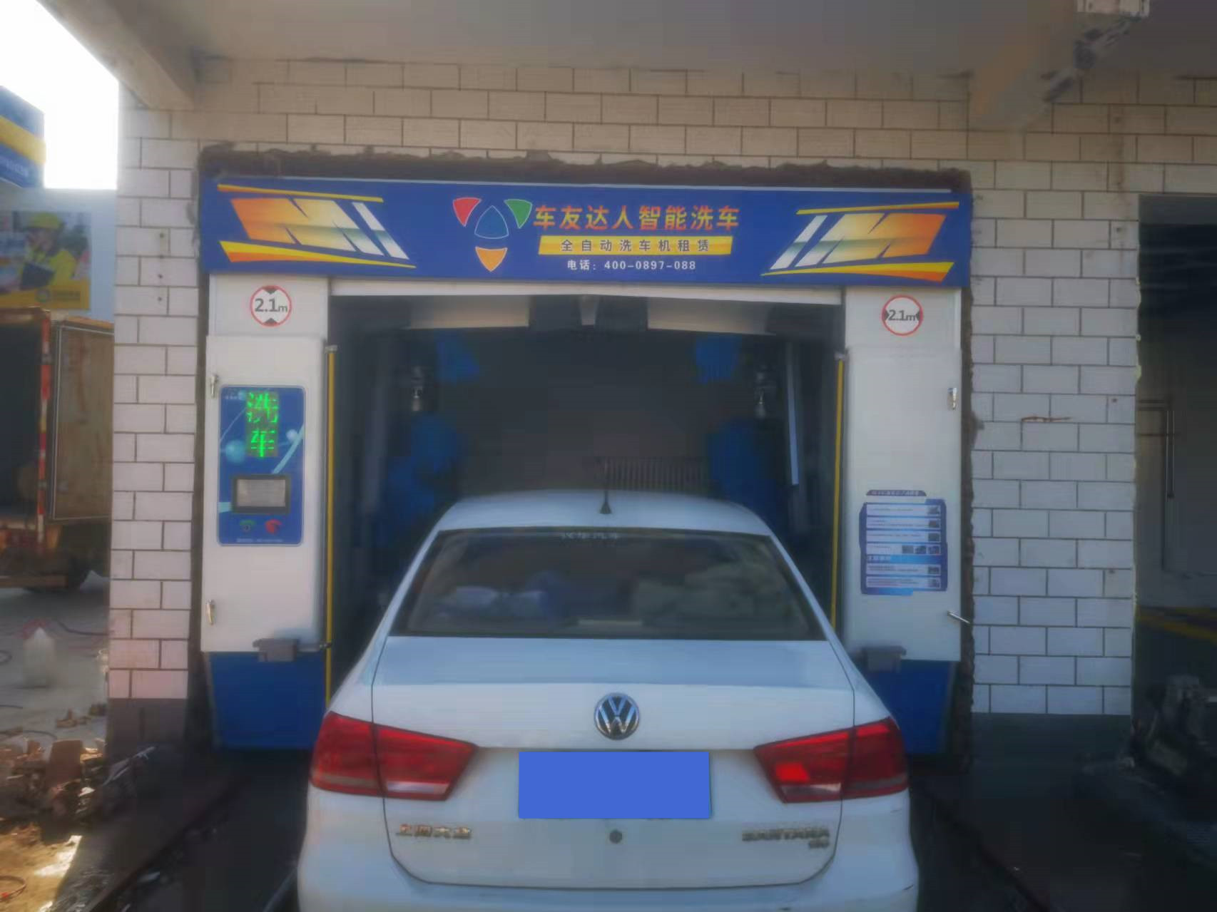 多功能洗车机3秒搞定方便又省力 (车友智能洗车机火爆商家抢占市场)