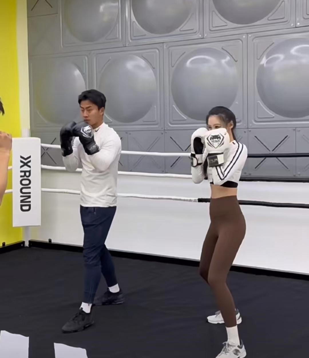 范志毅带三婚娇妻外出游玩,范志毅打拳