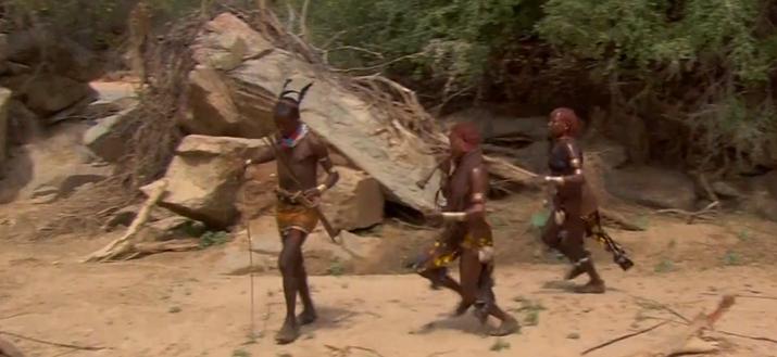 非洲原始部落的真实生活：女人想找对象，就要主动让男人鞭打