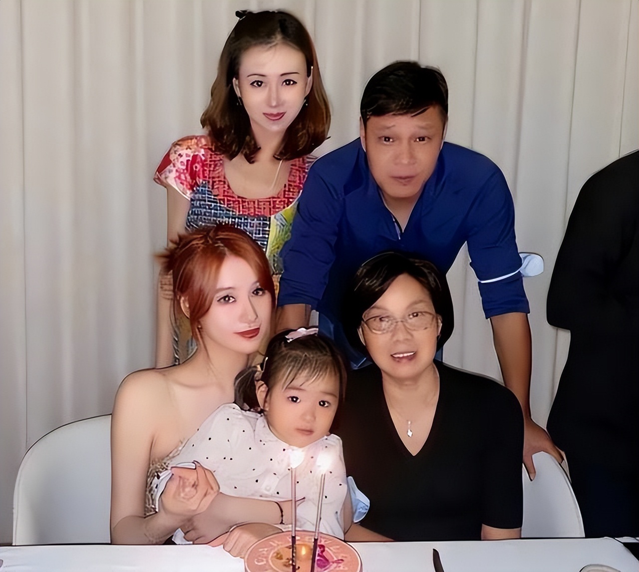 范志毅与爱妻两人差17岁,范志毅小18岁娇妻罕见意外曝光