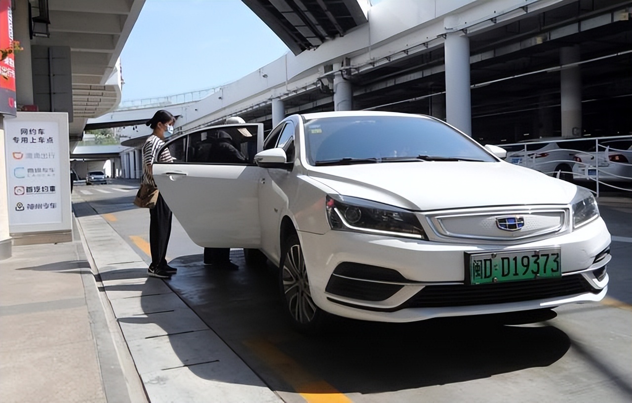 开租赁公司一个月赚多少钱,租赁公司租赁费特别便宜怎么赚钱