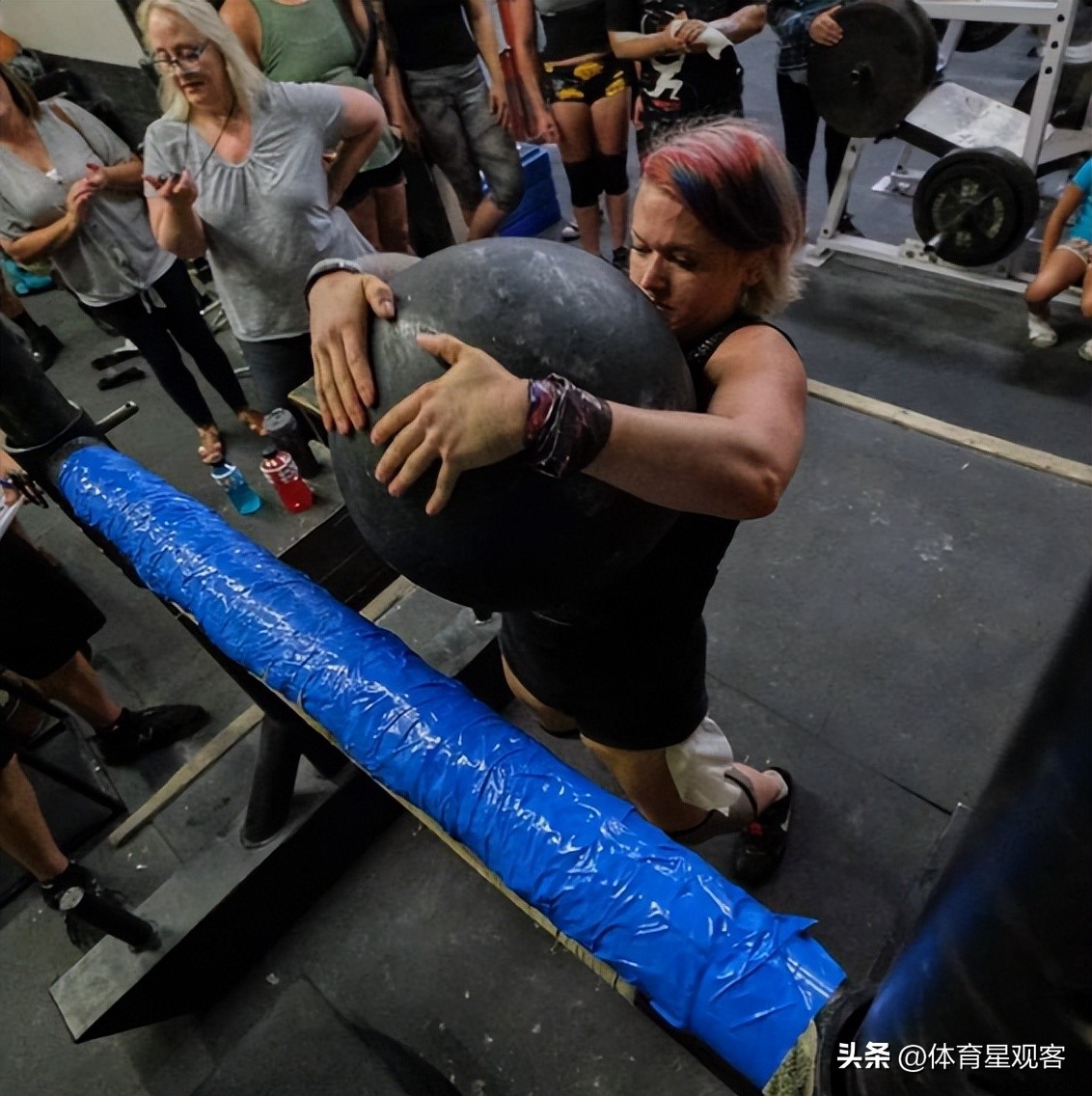 “美国最强壮女人”圣诞前夕自杀，躲得了车祸，却躲不了男友PUA