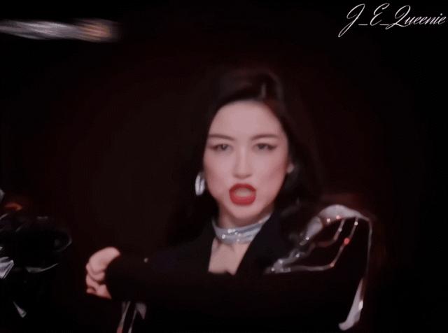 除了嫁人，她的每一步都踩准“名媛天花板”