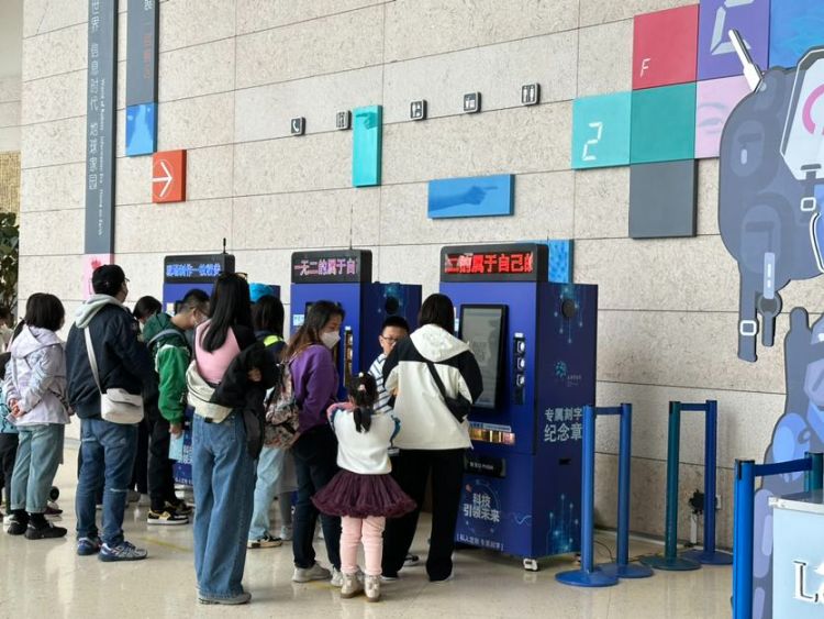 闭馆升级前的最后一天，上海科技馆内充满不舍与期待