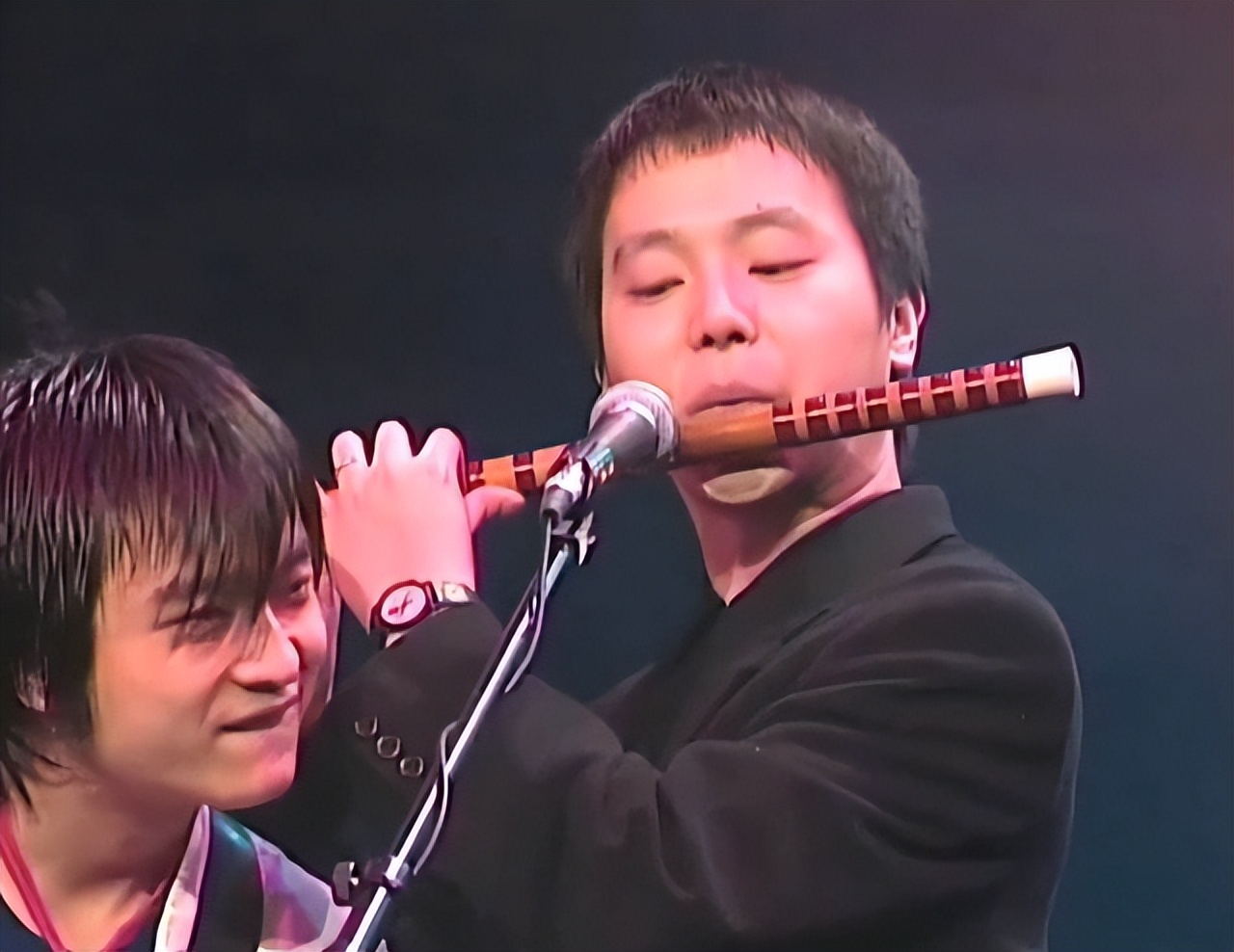 窦唯近照曝光显憔悴,窦唯现状曝光一改往日邋遢形象