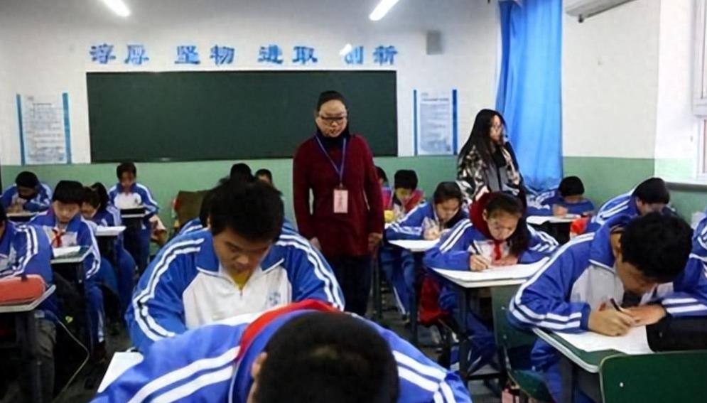 鎯婁汉涓惧姩,鎯婁汉涓惧姩鐭ヤ箮