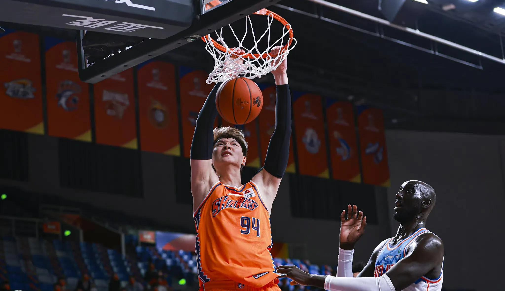 齐麟怒砸裁判被驱逐王哲林,王哲林犯规齐麟