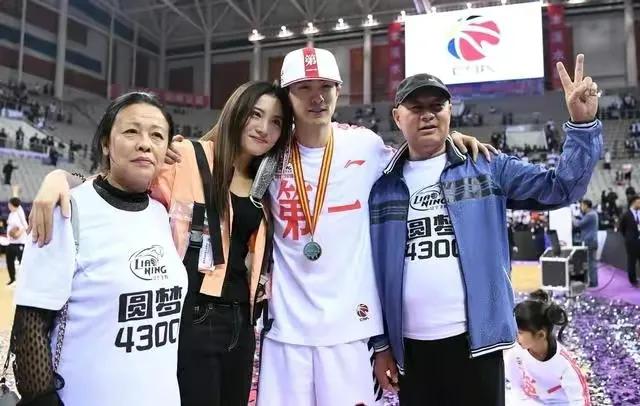 赵继伟郭艾伦情谊,赵继伟郭艾伦甜蜜时刻