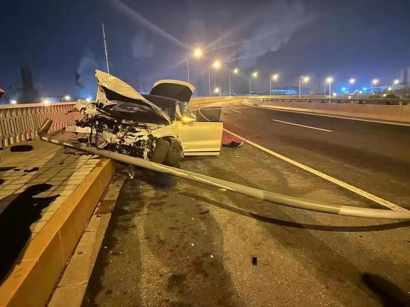 极氪001车主真实感受合集,极氪001换轮胎后底盘升降故障