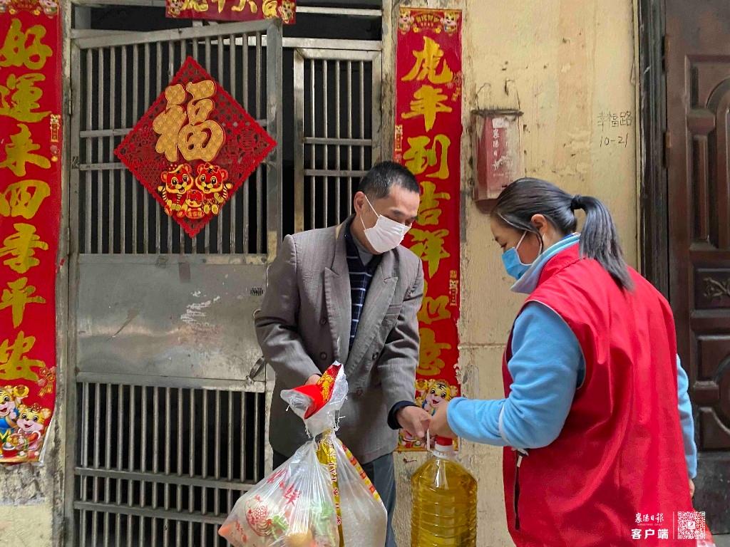 关爱孤寡残疾人贴心服务暖人心,禁毒关爱不止步贴心帮扶暖人心