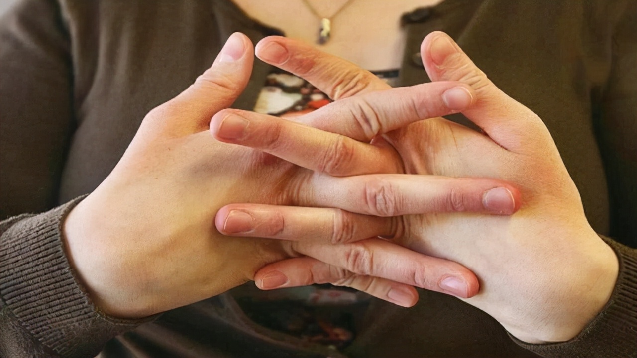 早上起床手指麻木不能动是怎么了,起床后手指僵硬发麻是什么原因