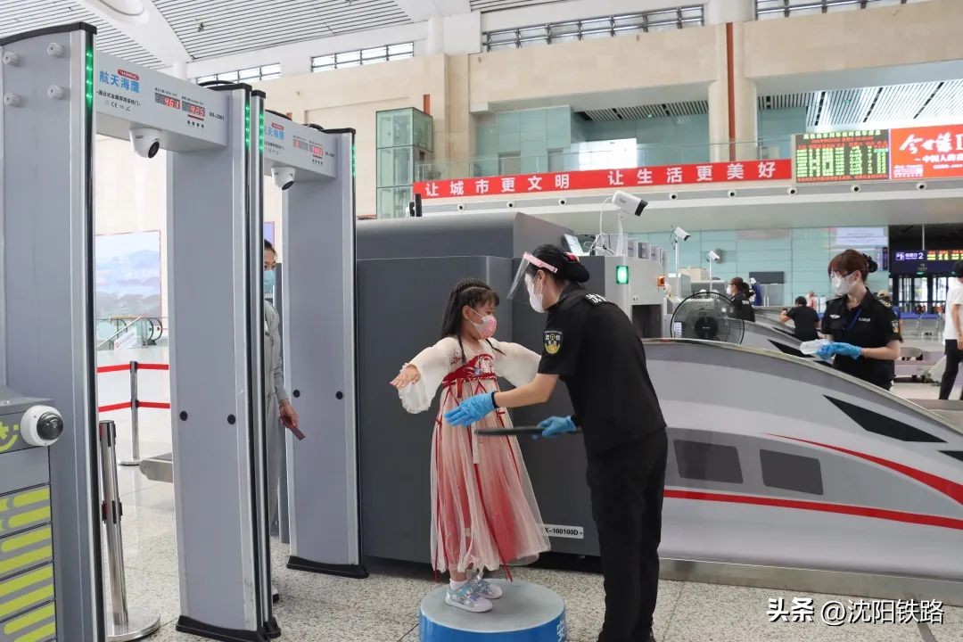 带两个宝宝坐火车孩子需要买票吗,妈妈坐火车带宝宝需要购票吗