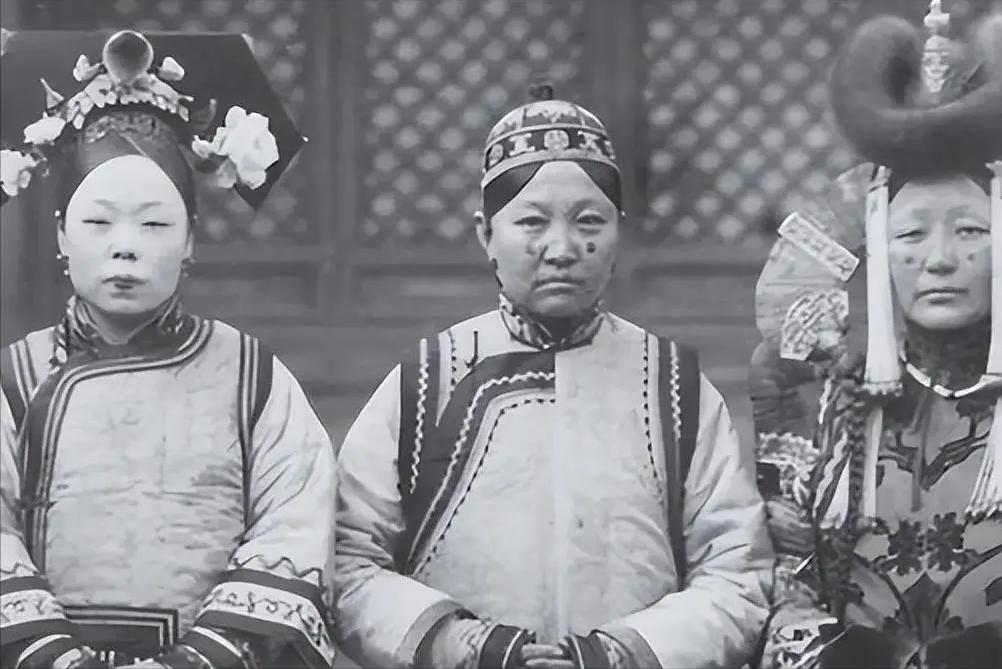 摄影师拍摄的戴清朝护甲的女人,外国摄影师镜头下清朝