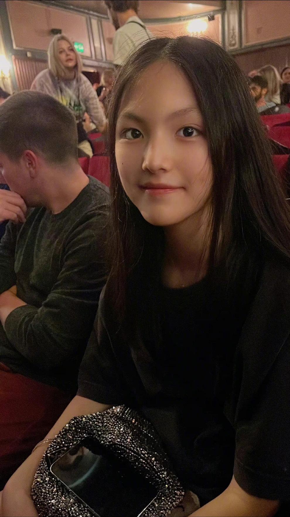 13岁王诗龄国外商场购物,13岁王诗龄英国街头开跑车