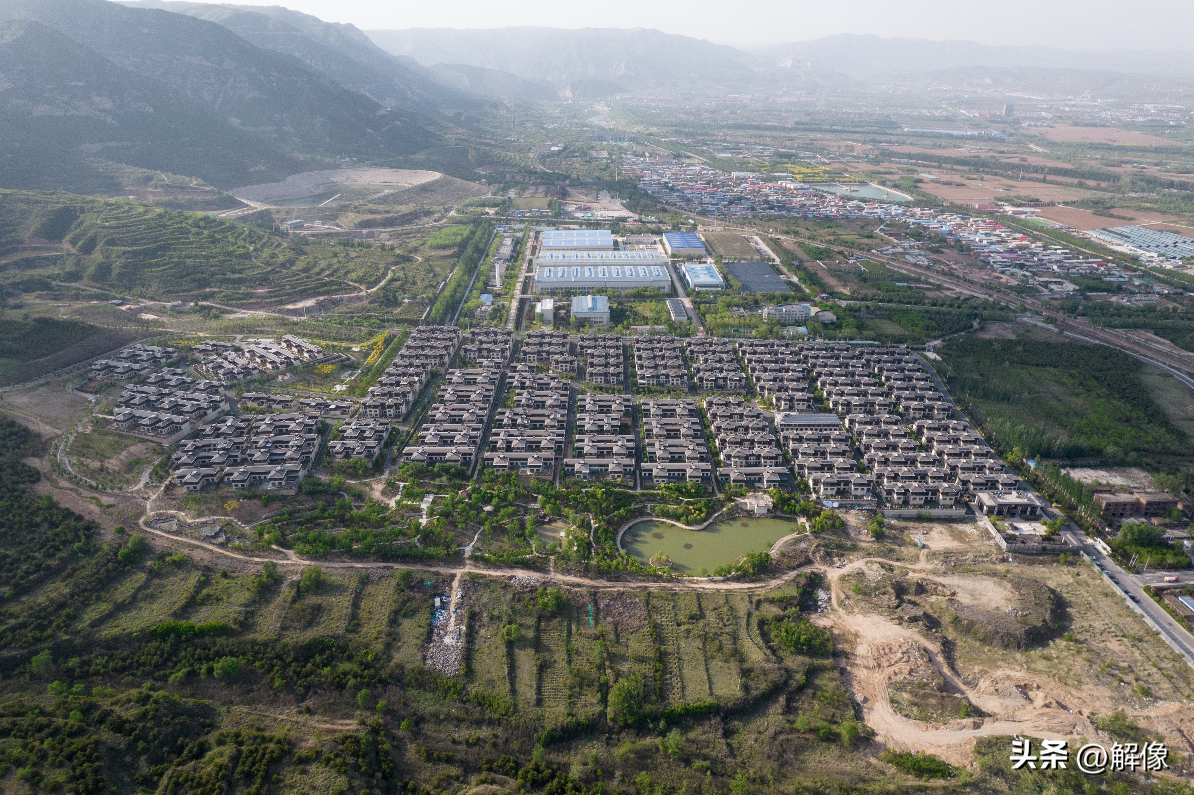 在太原泉域一级保护区的森林公园内，有一座大型别墅群！