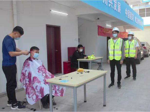 海南美发女被骗五十块钱,年轻人理发店月入2万