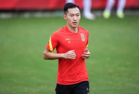 16倍镜还原国足队长吴曦躲球,吴曦越南躲球慢动作
