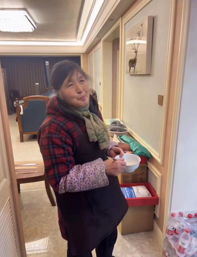 演员李飞帮妈妈卖鱼引发的思考,演员李飞帮妈妈摆摊卖鱼