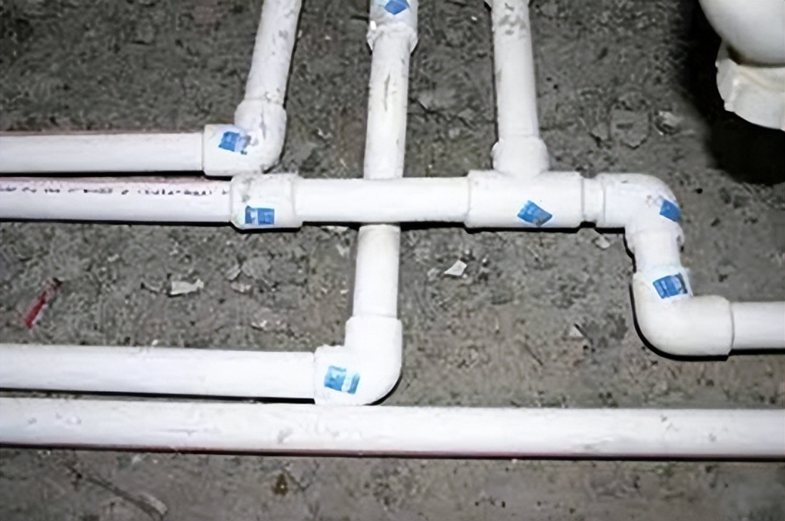 卫生间漏水怎么判断上下管道漏水,卫生间铸铁下水管道漏水怎么处理