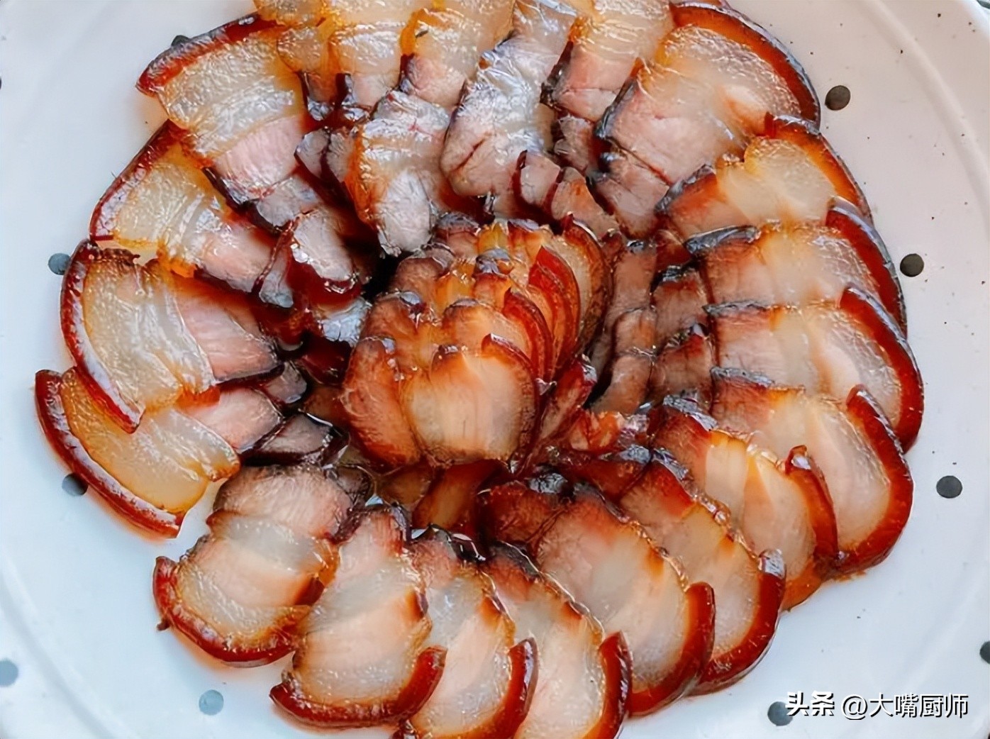 五花肉用酱油泡一晚，比腊肉卤肉都好吃，又嫩又香还不腻，收藏了