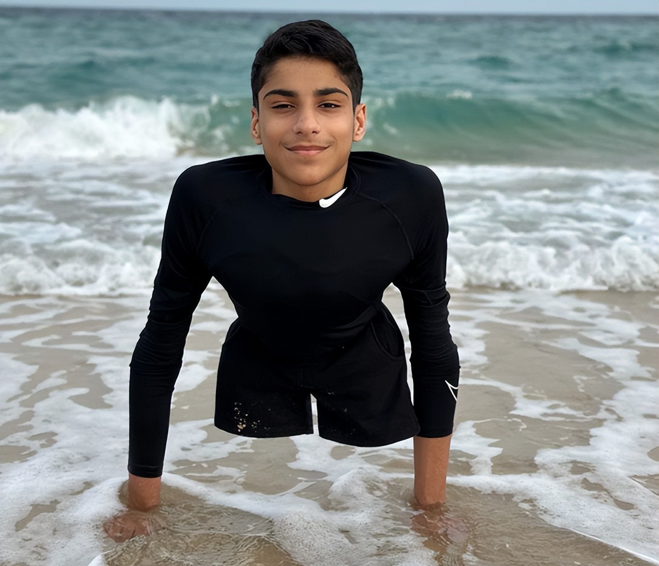 卡塔尔世界杯开幕式那个人是谁,卡塔尔世界杯没有腿子的男孩