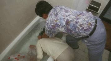 剧中令人胆颤的“假戏真做”，是真敬业还是借拍戏之名真“霸凌”