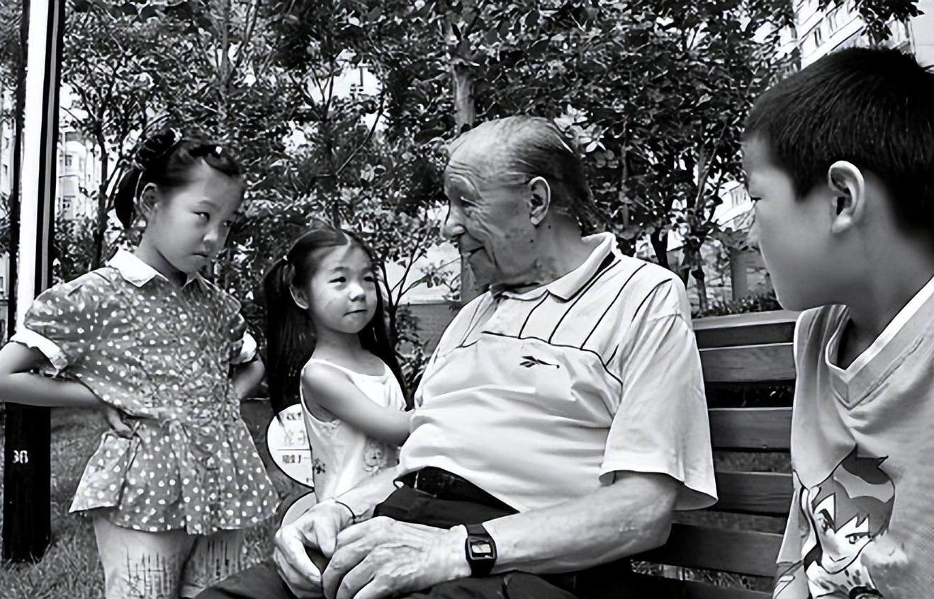 河南小伙报恩瑞士房东素材,中国小伙为英国房东养老