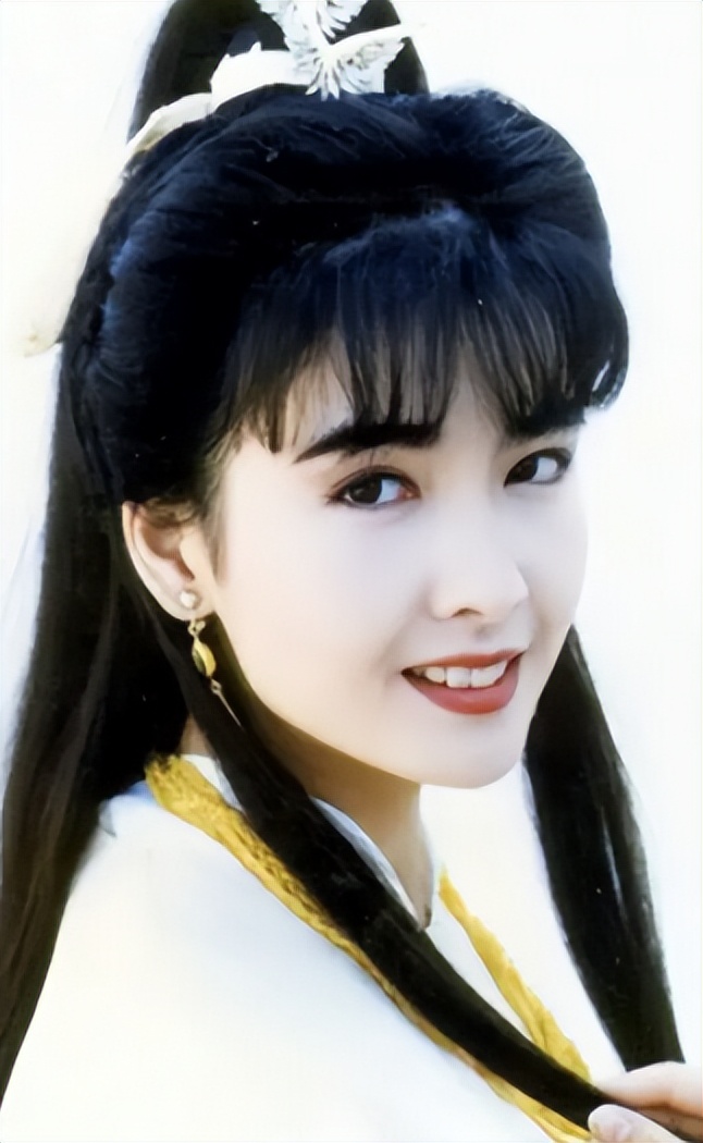 娱乐圈女星龅牙露一颗牙,娱乐圈的假牙女星