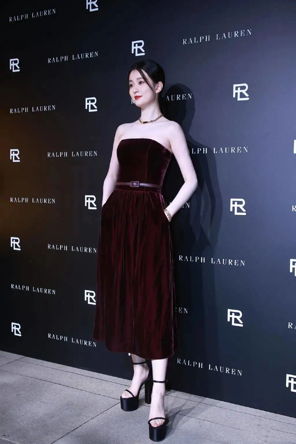 女明星为什么忍痛穿尖头高跟鞋,女明星穿超高防水台高跟鞋