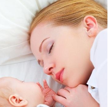 哺乳期乳房硬块突然发烧怎么回事,哺乳期突然乳房有硬块痛怎么回事