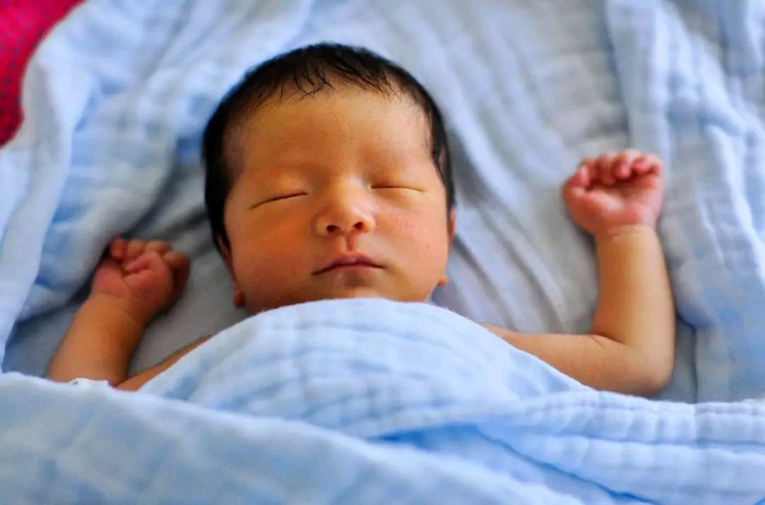 新生儿0-1个月护理常识月嫂,婴儿出生一个月父母必备技巧