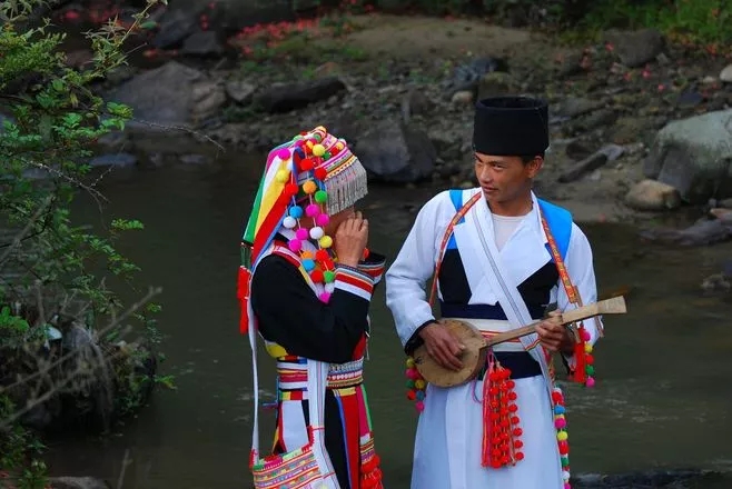 云南傈僳族上刀山下火海的场景,敢上刀山下火海的傈僳族