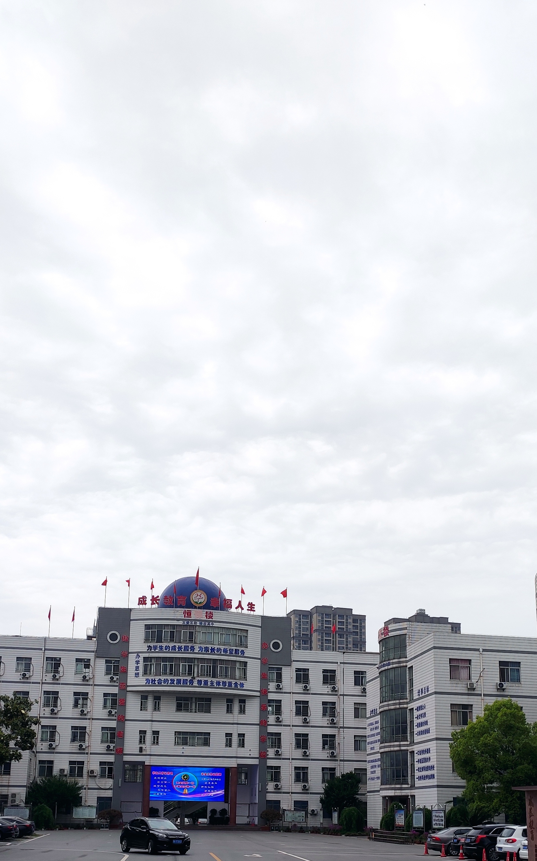 这所学校:一部教材续写17年一名校长续任17年一份初心续守17年