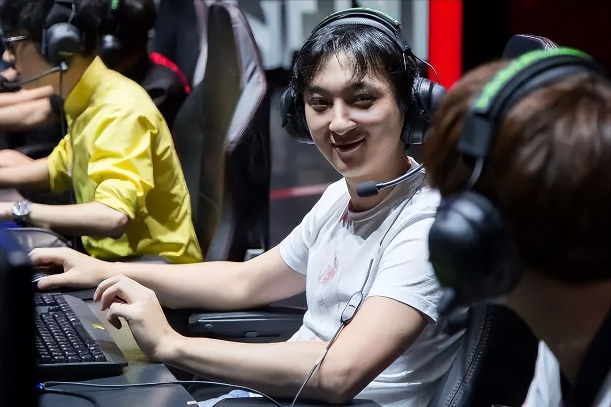 王思聪疑借好友900多万手表炫富，身边女伴颜值普通，身份惹热议