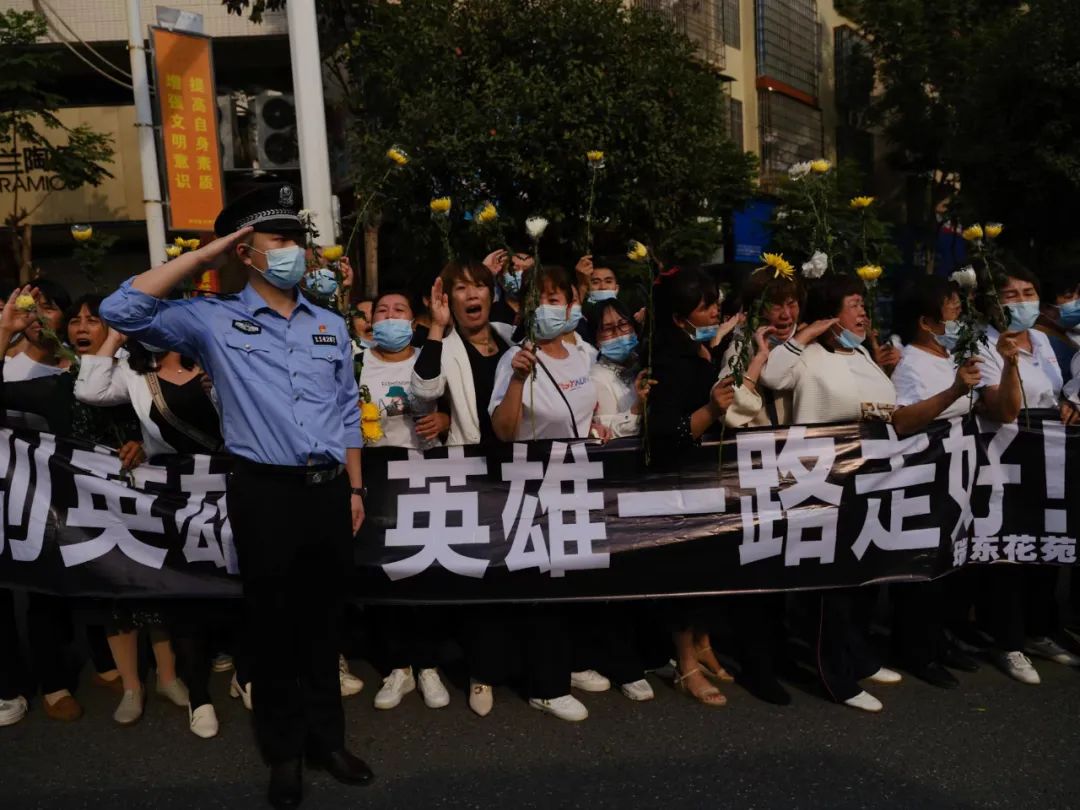 10秒，我的兄弟在火场牺牲……踩着战友搭成的人梯送他下山，我们想好了遗言