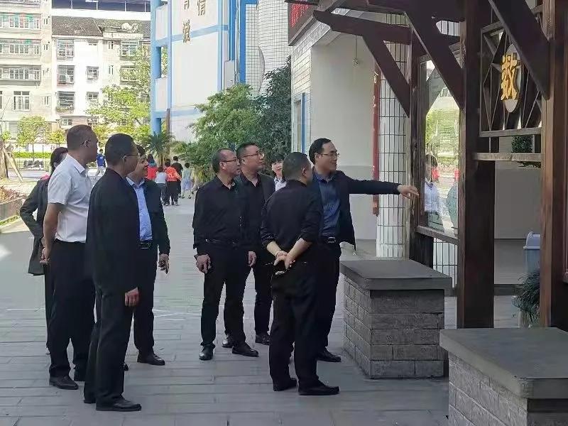 岳池实验学校发展共同体同课异构“画”交流，特色教育促“双减”