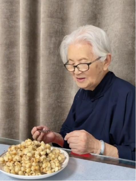 94岁老奶奶被当成“摇钱树”？直播3个月赚160W，女儿遭网友谩骂