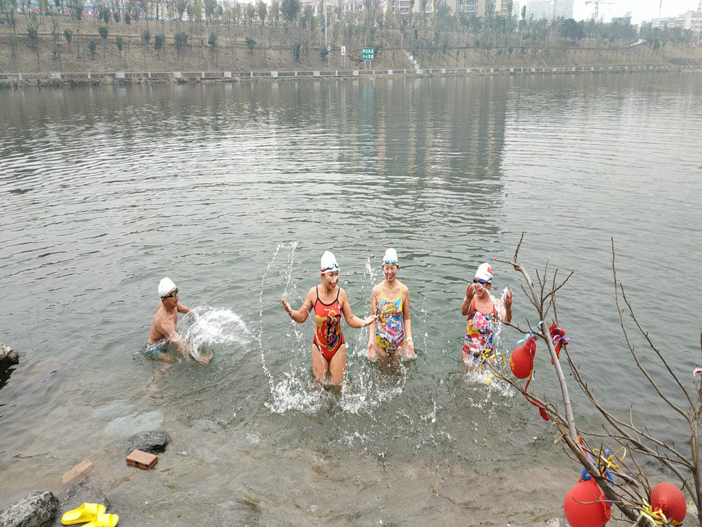 湘西欢乐冬泳人——向怀化水上部落“碉堡村”致敬