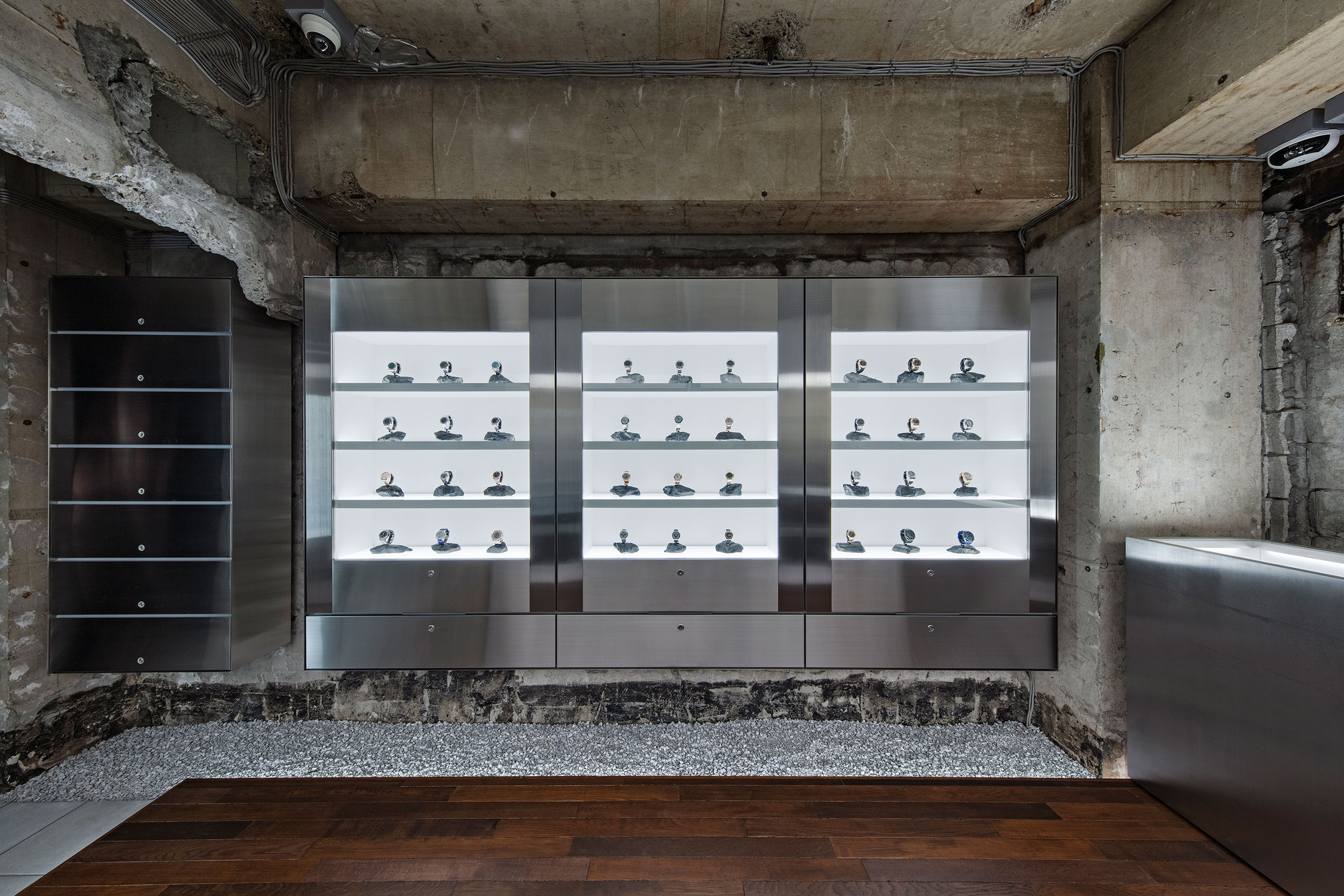 KentaNagai在东京一家豪华手表店探索时间的不屈服本质