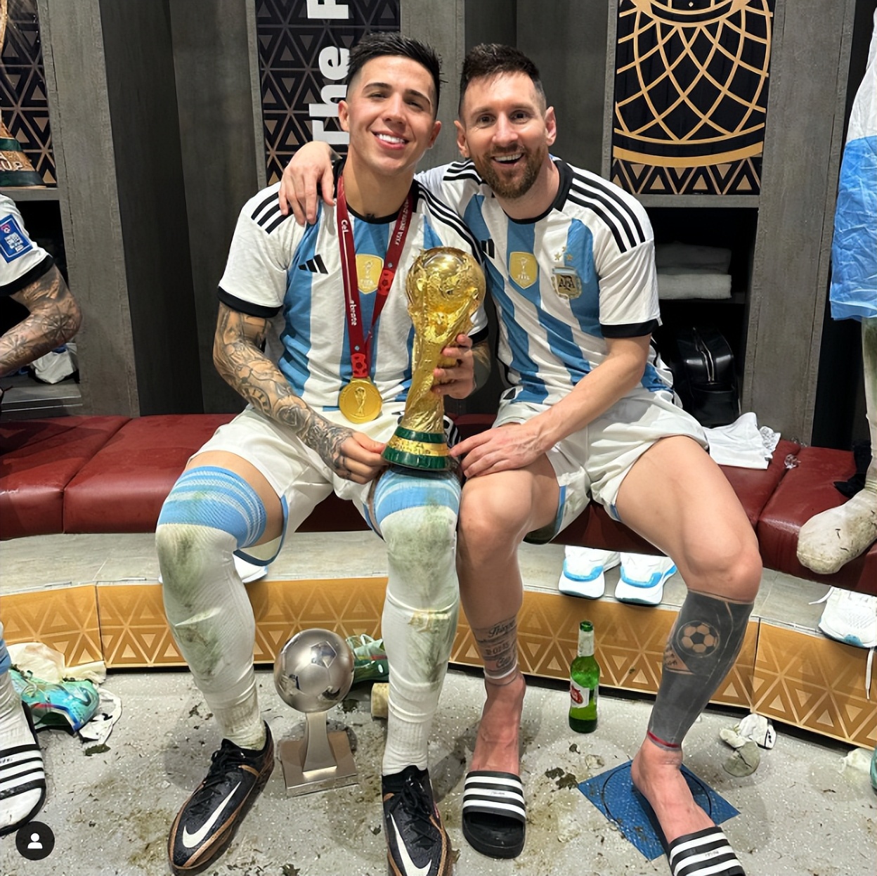 梅西与大力神杯擦肩而过,梅西背后的阿根廷