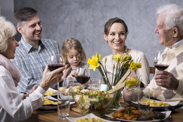 老话说“一代亲，二代表，三代四代认不了”亲戚之间的关系！